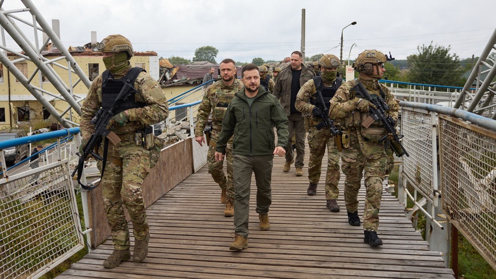 Tổng thống Volodymyr Zelensky (giữa) cùng các binh sĩ Ukraina. Ảnh: Văn phòng Tổng thống Ukraina