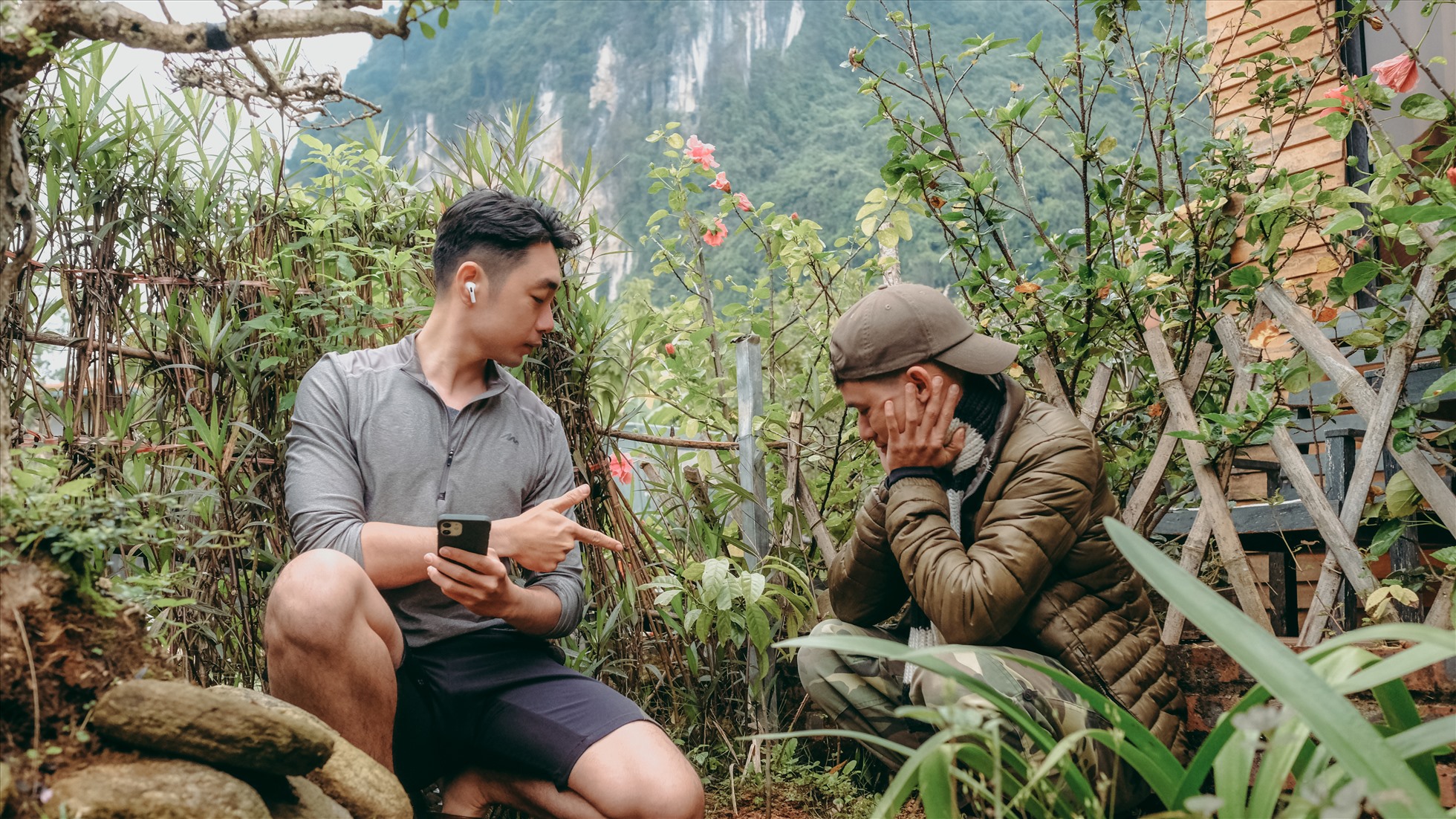 Dược biết Dự án “Du lịch trách nhiệm” - trồng cây 63 tỉnh thành của “A little Vietnam” bắt đầu từ tháng 1.2022, kết thúc tháng 4.2022. Họ có có 2 người, 2 xe, 2 xẻng, đi qua 63 tỉnh, 8000 km và trồng gần 500 cây xanh.