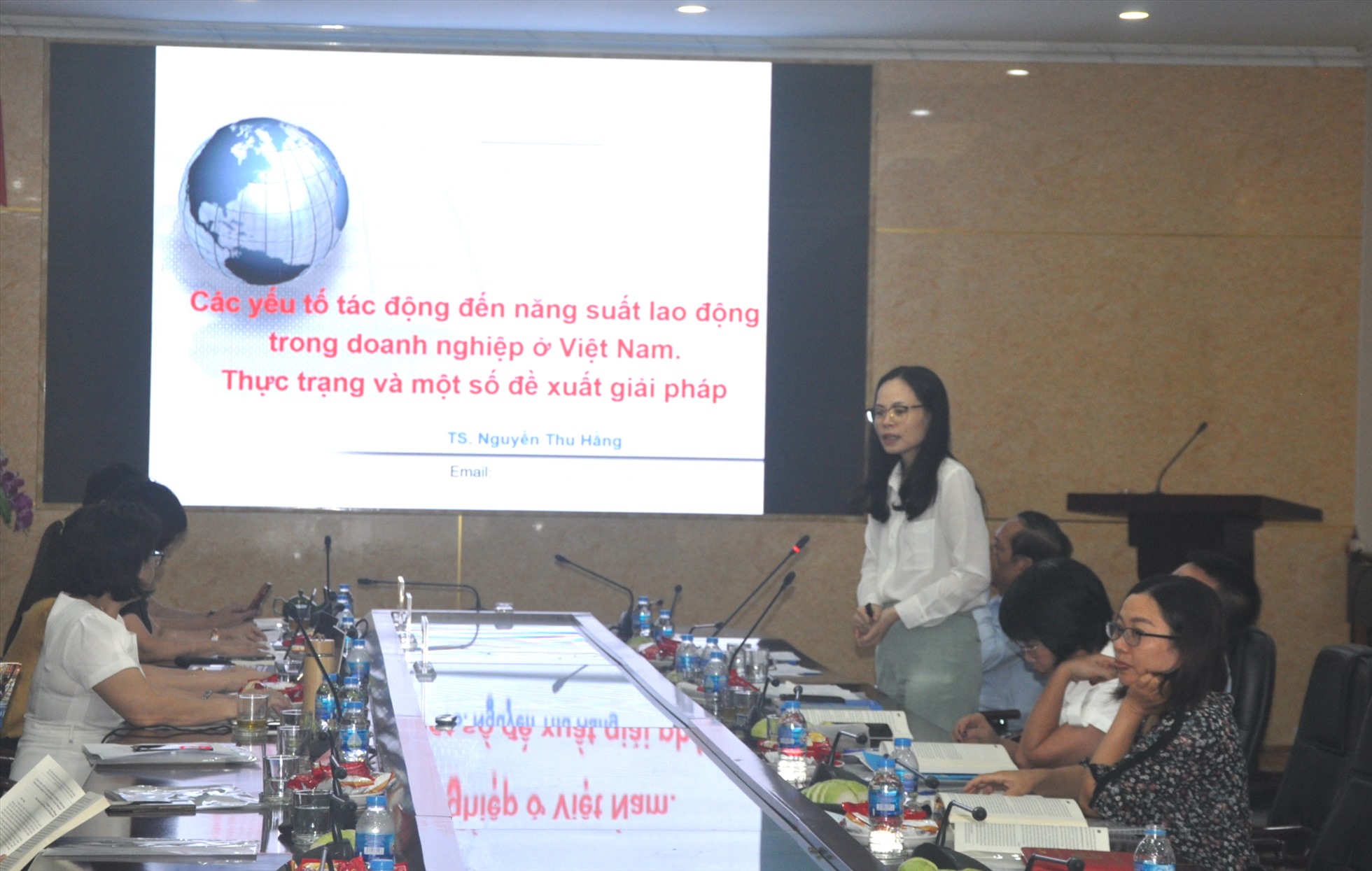 TS Nguyễn Thu Hằng (Cục Quan hệ lao động và Tiền lương, Bộ Lao động Thương binh và Xã hội) trình bày tham luận tại hội thảo.