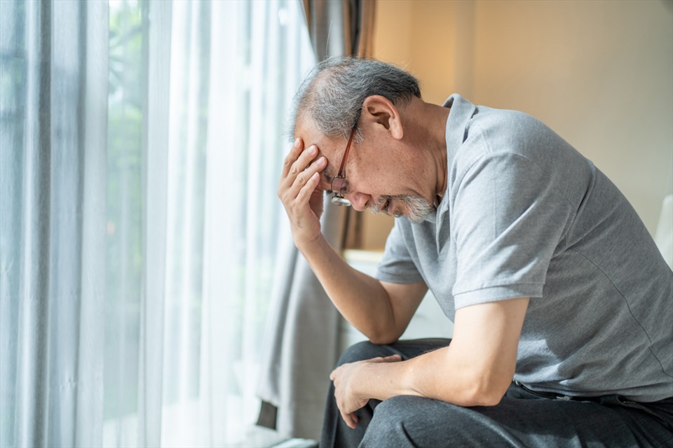 Chứng đau đầu, mất ngủ khiến sức khỏe người lớn tuổi tụt dốc. Ảnh: Shutterstock.