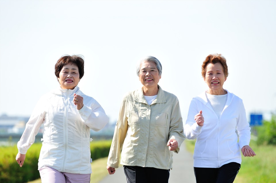 Người lớn tuổi nên tích cực vận động sẽ giúp tăng cường lưu thông máu não. Ảnh: Shutterstock