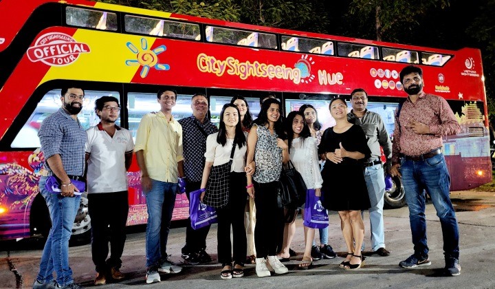 Đoàn Presstrip Ấn Độ thích thú với trải nghiệm xe buýt 2 tầng mui trần để ngắm cảnh trung tâm thành phố Huế về đêm. Ảnh: Cổng TTĐT tỉnh Thừa Thiên Huế