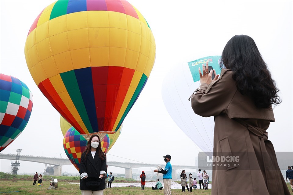 Khách tham quan check-in với khinh khí cầu tại Hà Nội hồi tháng 4.2022.