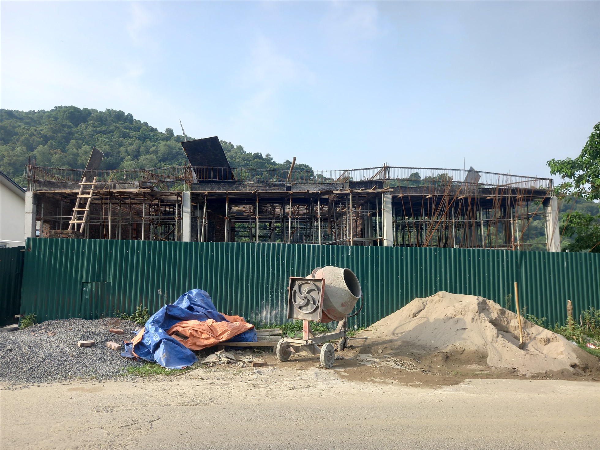 Một công trình đang tiếp tục xây dựng tại hồ Cửa Khâu (huyện Quốc Oai)