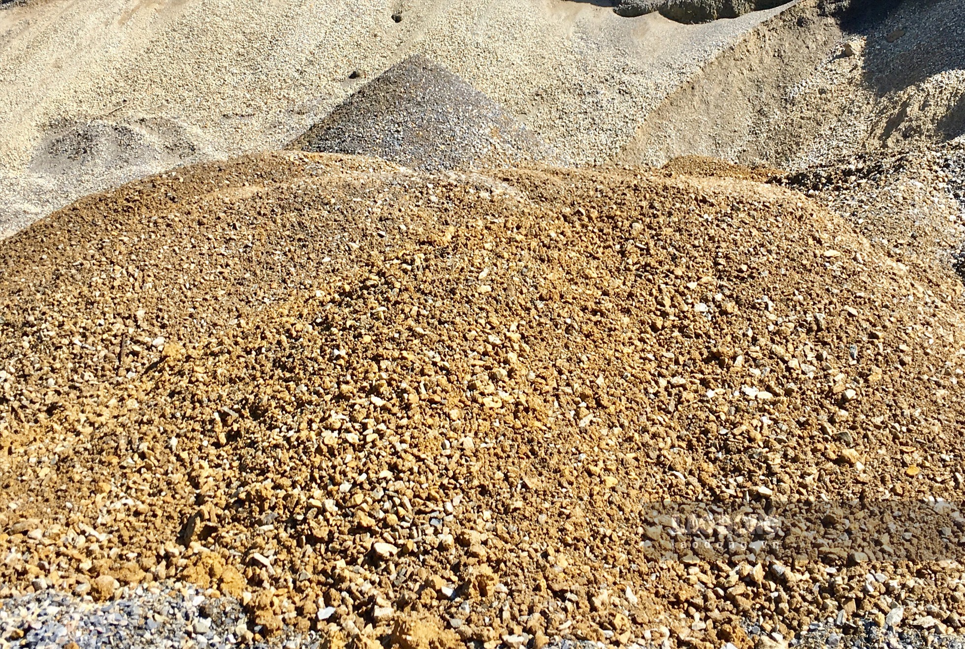 Đá tại mỏ Hồng Thu Mông 5 trộn tạp nhiều đất đá.