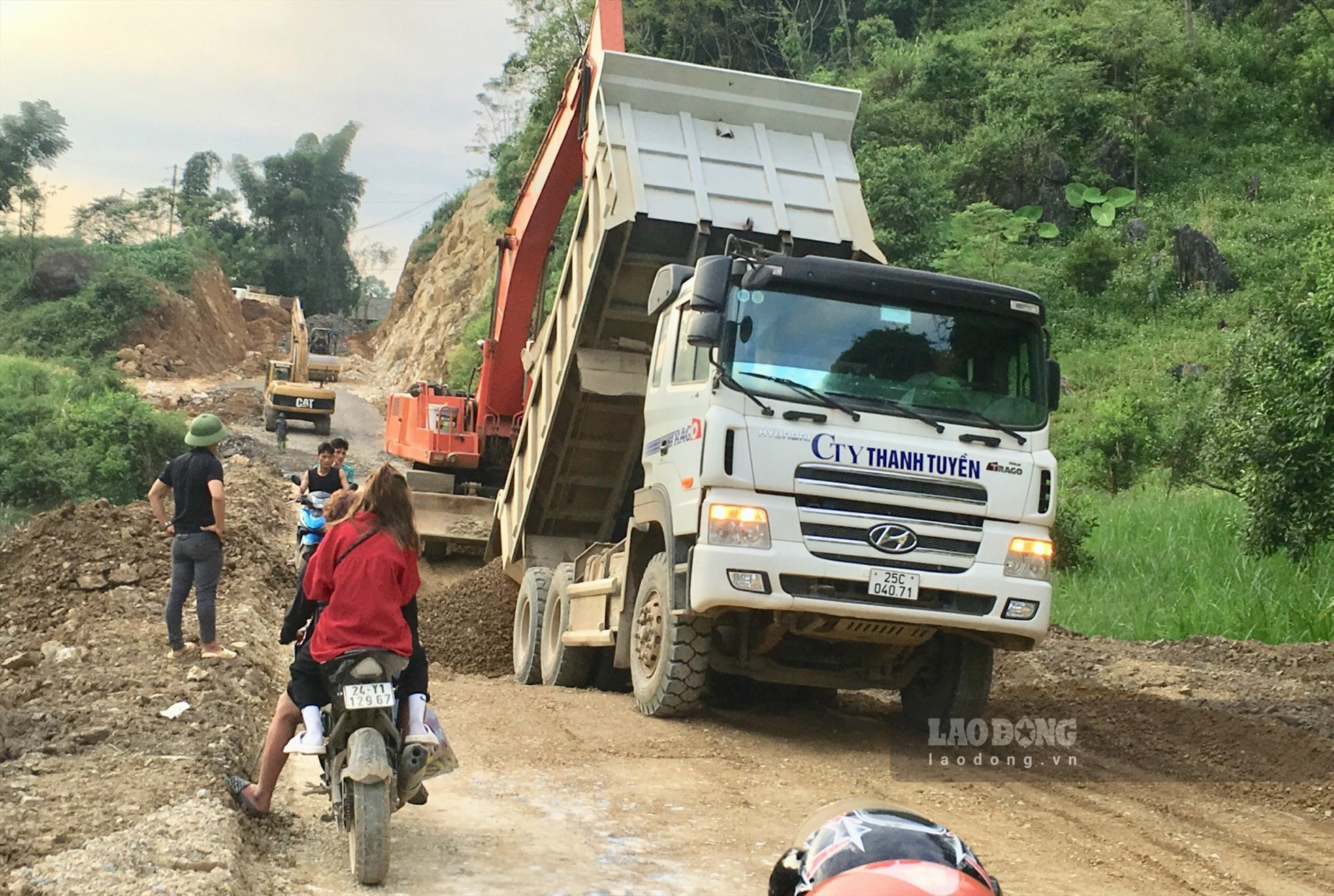 Công ty Thanh Tuyền lấy đá từ mỏ đã đóng cửa để thi công tuyến đường tỉnh lộ 130.