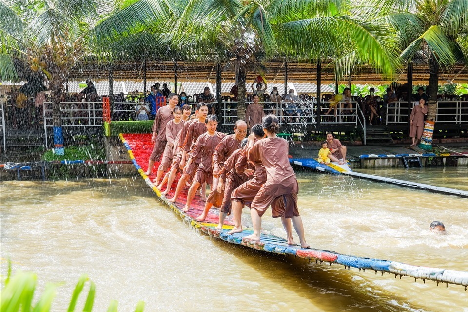 Du khách tham gia trò chơi tại Làng du lịch sinh thái Ông Đề. Ảnh: Tạ Quang