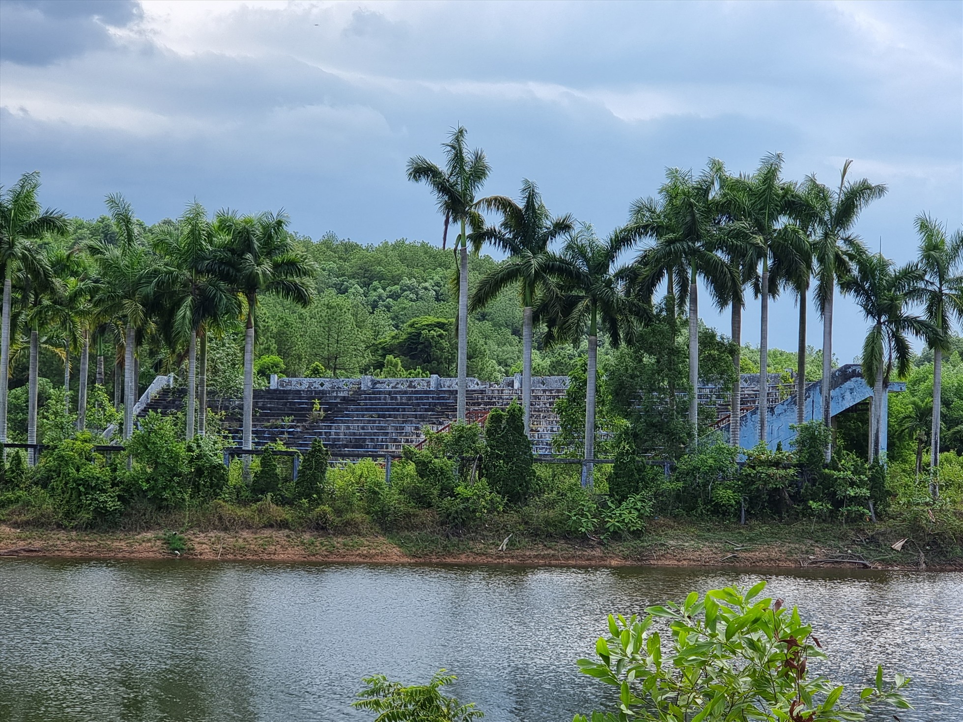 Đến giữa năm 2004, khu du lịch này bắt đầu đón khách tham quan. Tuy nhiên, cùng với việc khai thác kém hiệu quả và nhiều lý do khác, chủ đầu tư dừng thi công khi nhiều công trình còn dang dở. Công ty Du lịch Cố đô đã tìm nhà đầu tư khác là Công ty TNHH Haco Huế để sang nhượng lại. Đến năm 2008, Cty TNHH Haco Huế thiết kế lại dự án với tổng kinh phí dự kiến đầu tư tiếp tục là 270 tỉ đồng. Kết quả, công trình vẫn giậm chân tại chỗ, tất cả các hạng mục bị bỏ hoang.