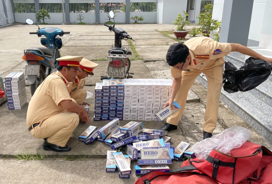Trạm Cảnh sát đường thủy Vàm Nao kiểm đếm tang vật thuốc lá lậu. Ảnh: VT