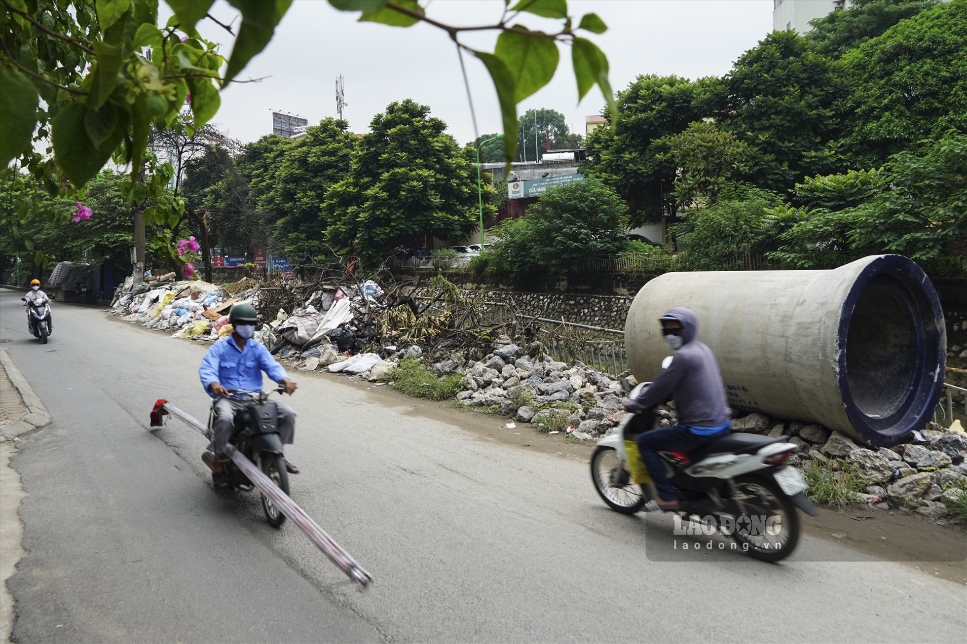 Về tình trạng này, thông tin đến báo chí, ông Nguyễn Hoàng Thắng - Chủ tịch UBND phường Khương Thượng - cho hay: Ngõ 120 Trường Chinh là khu vực giáp ranh giữa 2 địa bàn phường Khương Thượng và phường Phương Mai, do đó quá trình xử lý gặp nhiều khó khăn. Tuy nhiên, trong thời gian tới, chính quyền địa phương sẽ phối hợp với UBND phường Khương Mai để tiến hành rà soát, kiểm tra và xử lý các trường hợp vi phạm theo đúng quy định.