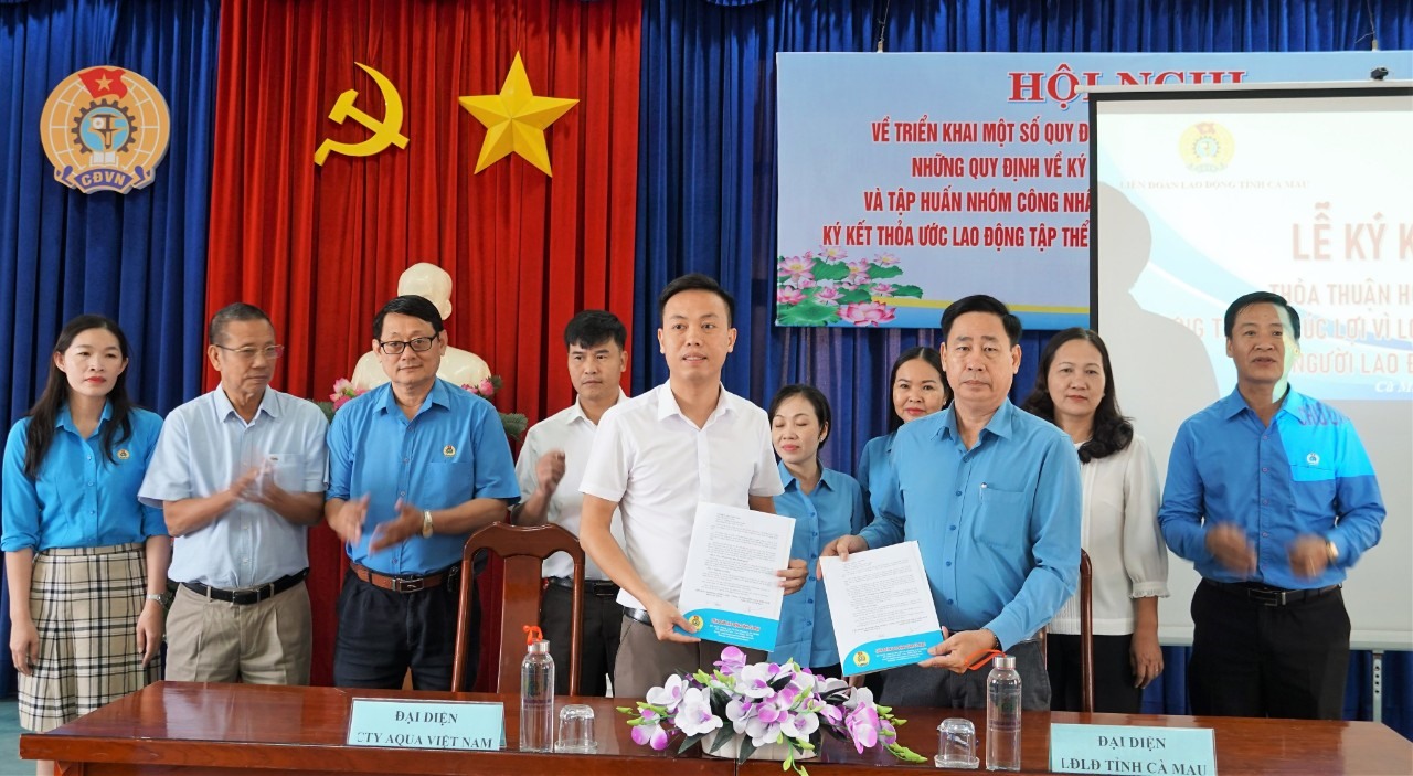 Đại diện lãnh đạo LĐLĐ tỉnh Cà Mau ký kết thoả thuận hợp tác với đại diện Công ty Cổ phần xử lý nước sạch Tập đoàn Aqua Việt Nam.