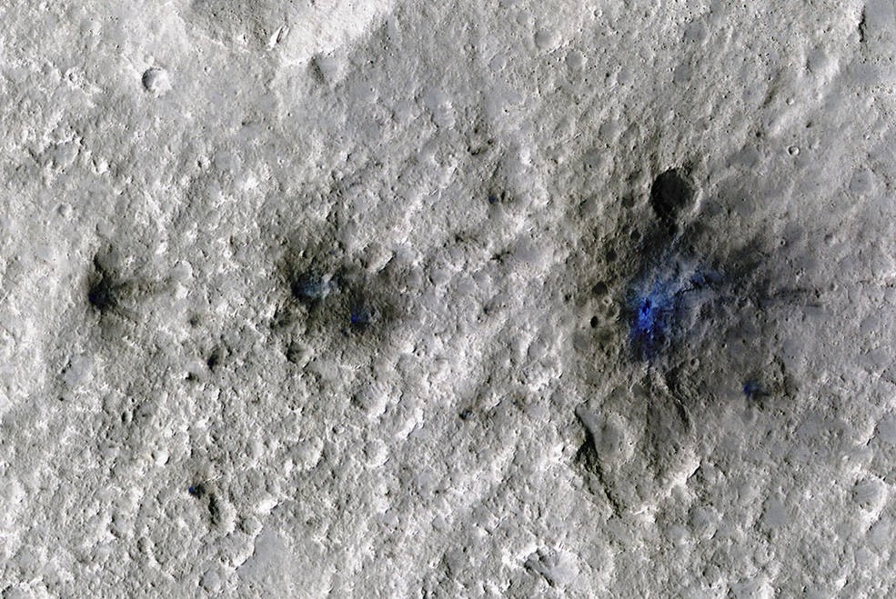 Những hố thiên thạch này được hình thành sau một vụ va chạm của thiên thạch lên sao Hỏa vào ngày 5.9.2021, là vụ va chạm đầu tiên được tàu đổ bộ InSight của NASA phát hiện. Ảnh: NASA
