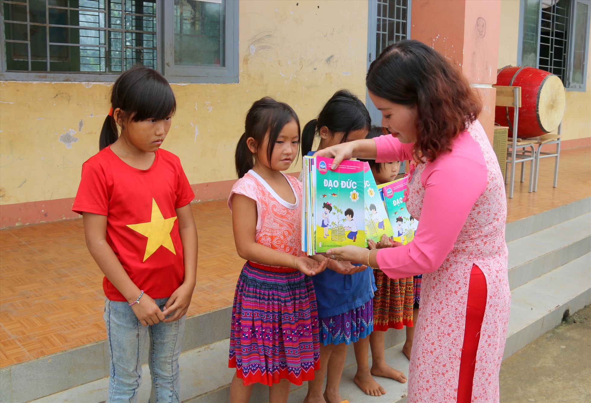 Các em học sinh khó khăn ở xã Đắk R'măng được hỗ trợ sách giáo khoa, các dụng cụ học tập. Ảnh: Phan Tuấn