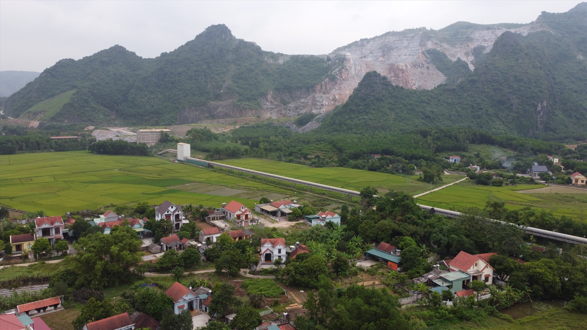 Hơn 200 hộ bị ảnh hưởng của việc khai thác đá của công ty CP Thiết bị nặng JUNJIN Việt Nam. Ảnh: Đoàn Hưng