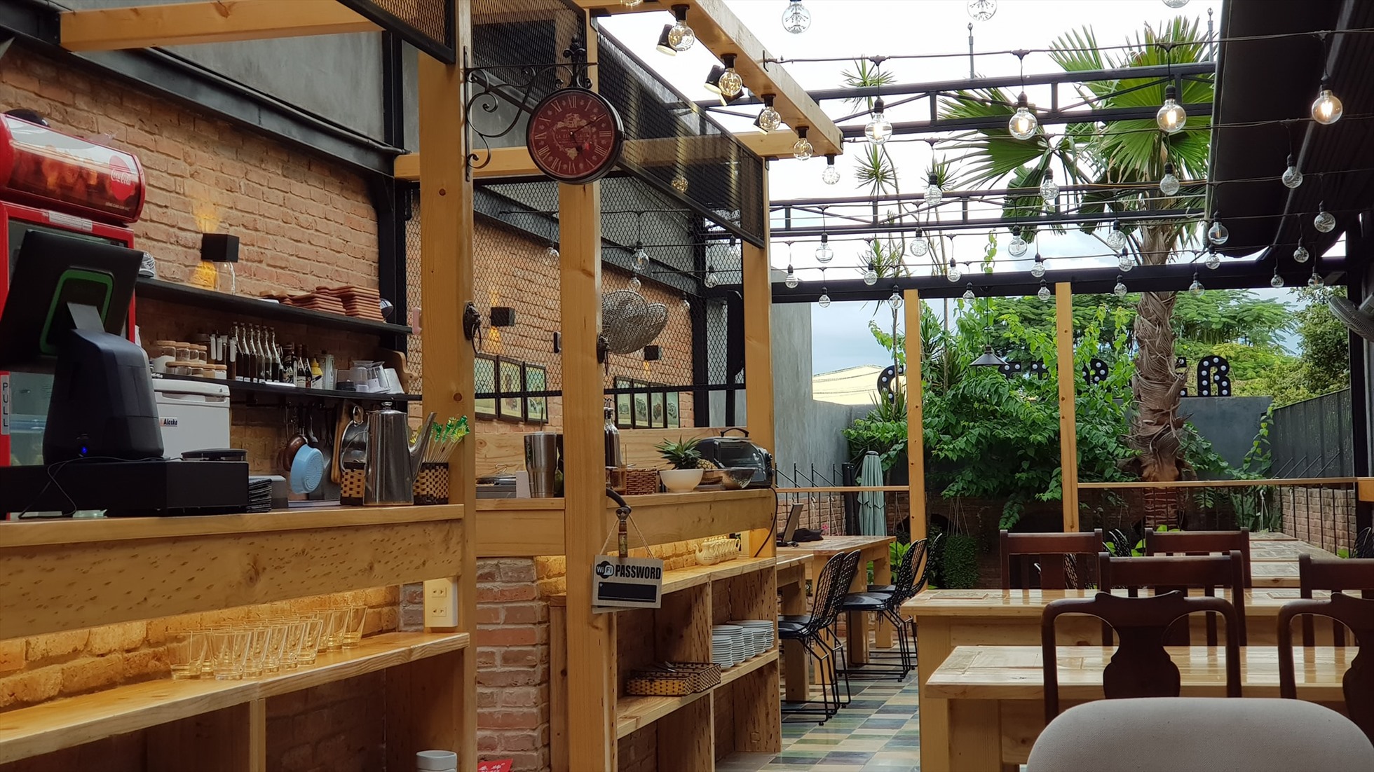 Khu riêng biệt để thưởng thức đồ uống. Ảnh: Fanpage Memory Mini Resort.