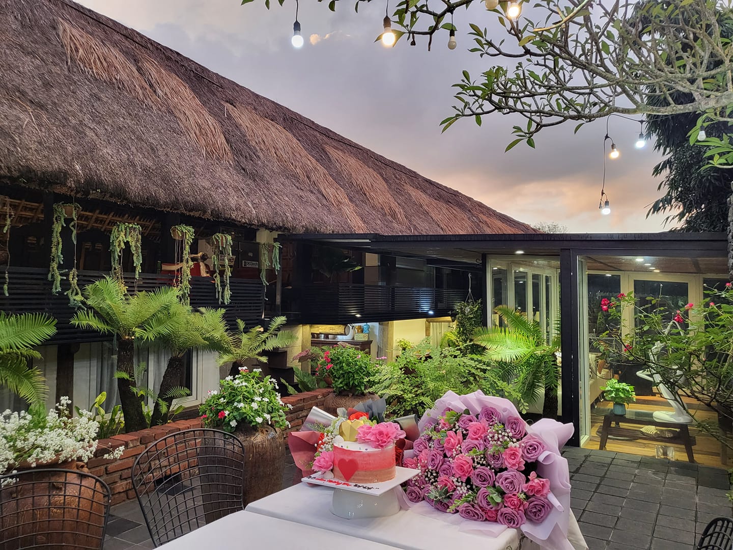 Hoa và cây cảnh ở khắp mọi nơi. Ảnh: Fanpage Memory Mini Resort.