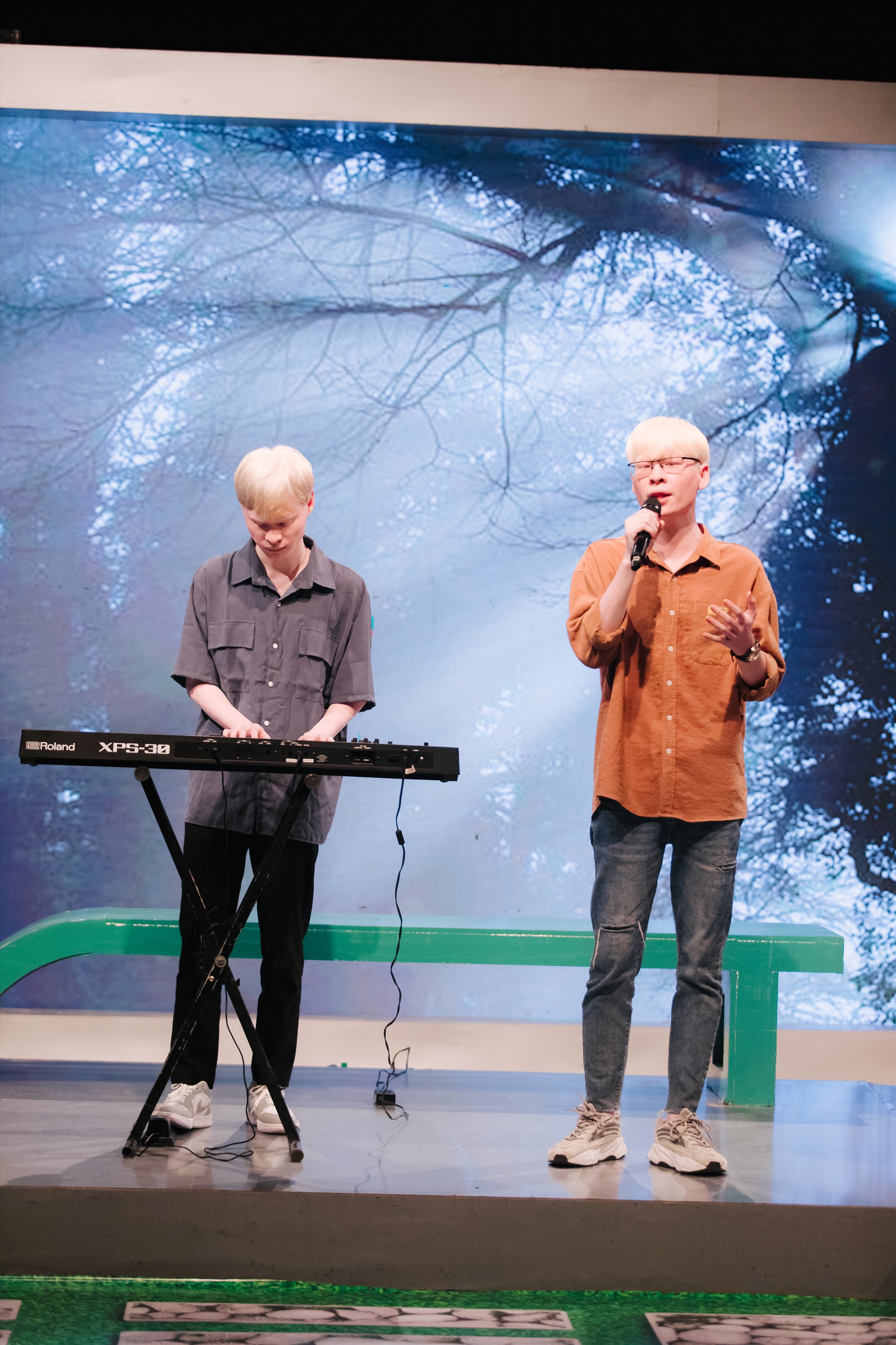 2 anh em Hùng - Huy còn được hiện thực ước mơ trình diễn trên sân khấu với chủ đề của chương trình “Ngày từ đêm trắng sinh ra”. Ảnh: VTV