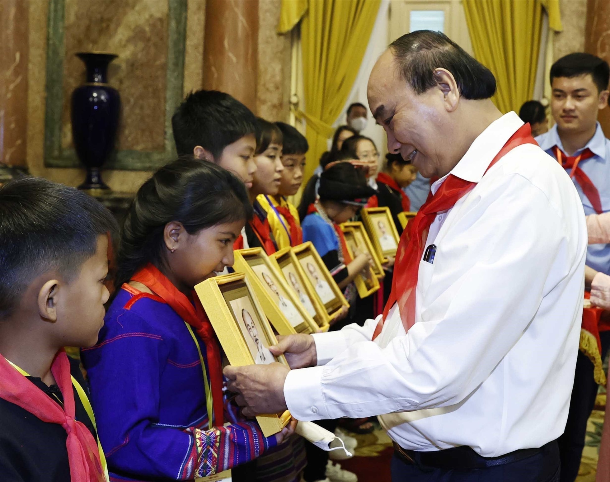 Chủ tịch nước Nguyễn Xuân Phúc tặng ảnh chân dung Bác Hồ cho các cháu thiếu nhi tiêu biểu các dân tộc.