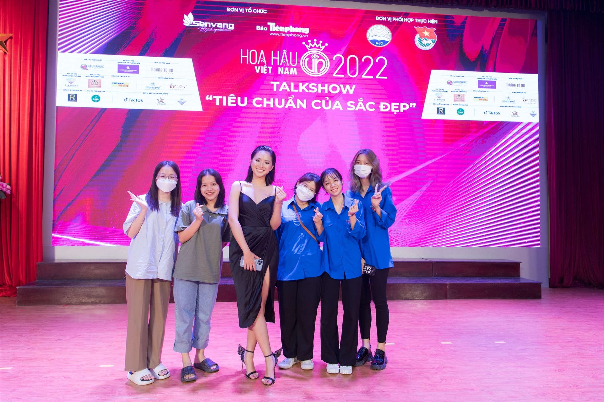 Hoa hậu Đỗ Hà và “Người đẹp thể thao” Phù Bảo Nghi tại tour tuyển sinh “Hoa hậu Việt Nam 2022. Ảnh: BTC.