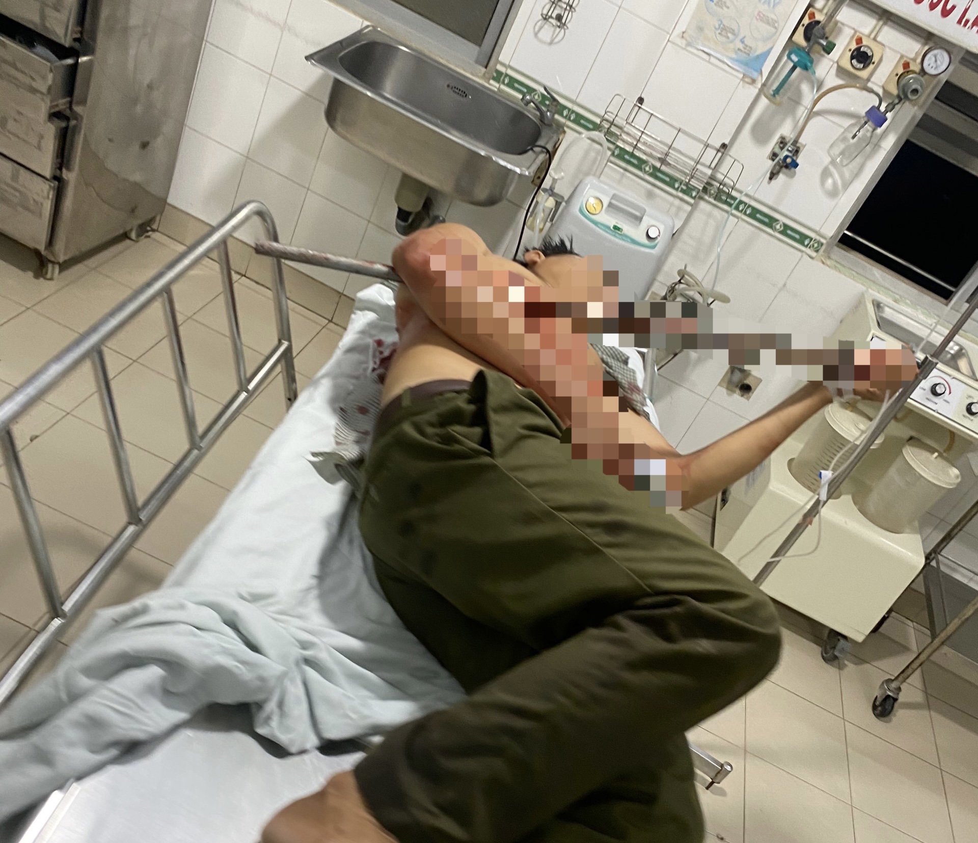 Tổ trưởng tổ dân phòng được đưa đến bệnh viện đa khoa tỉnh Bình Thuận cấp cứu khuya 21.9. Ảnh: DT