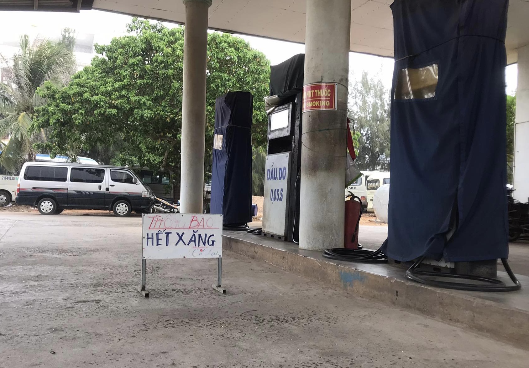Bảng thông báo “Hết xăng” đặt trước cây xăng ở đảo Phú Quý. Ảnh: DT