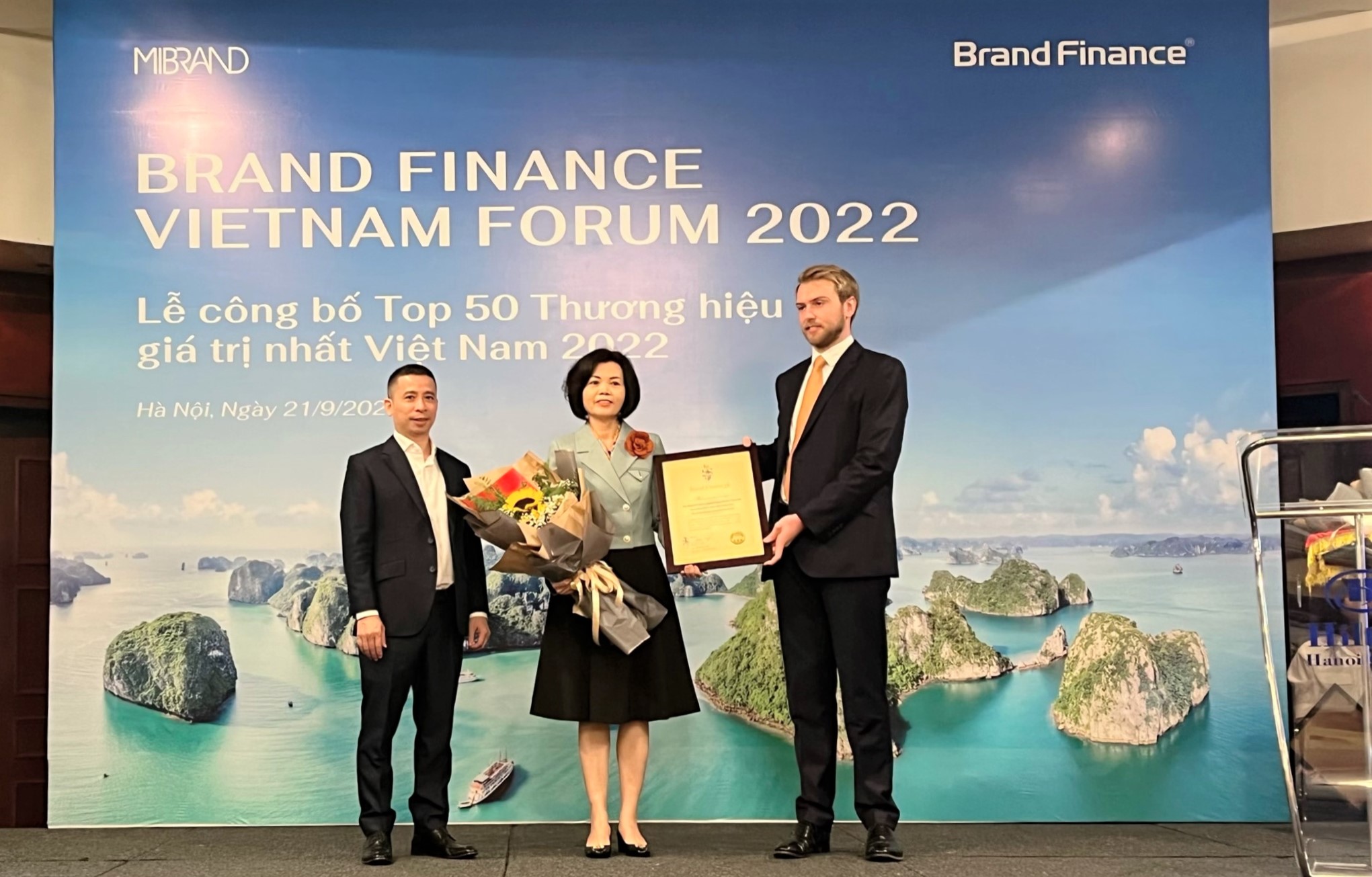 Đại diện Brand Finance trao chứng nhận “Vinamilk - Thương hiệu sữa lớn thứ 6 thế giới” cho Bà Bùi Thị Hương – Giám đốc Điều hành Vinamilk.