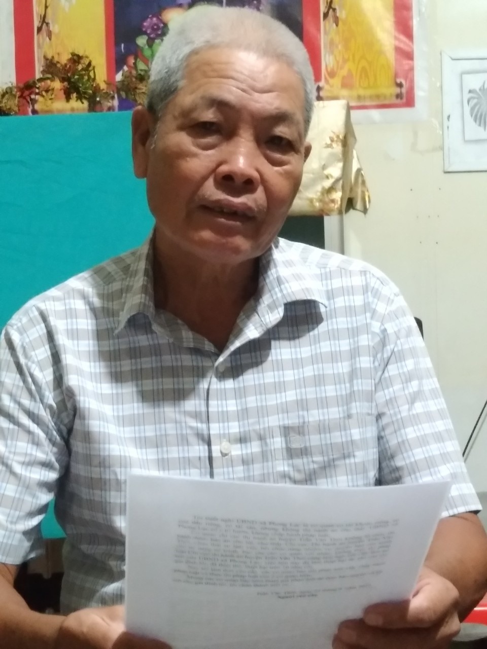 Ông Nguyễn Văn Sự bức xúc vì UBND xã Phong Lạc thua kiện nhưng chậm thi hành án. Ảnh: Nhật Hồ