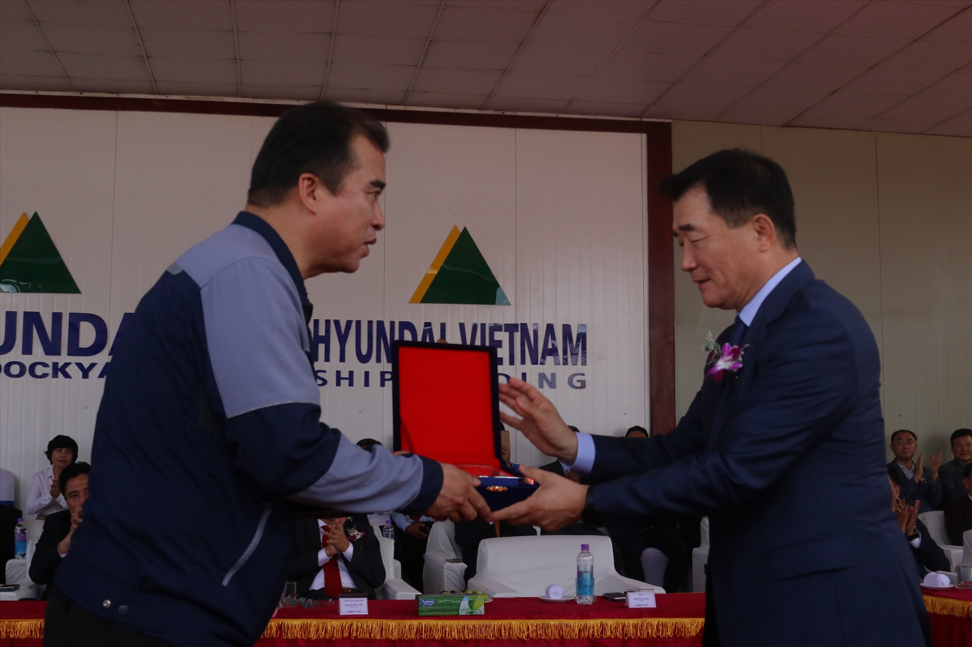 Ông Shin Hyeon Dae- Tổng Giám đốc Công ty Đóng tàu Hyundai Mipo trao thưởng cho người lao động đã có nhiều đóng góp hoàn thành dự án. Ảnh: P.Linh