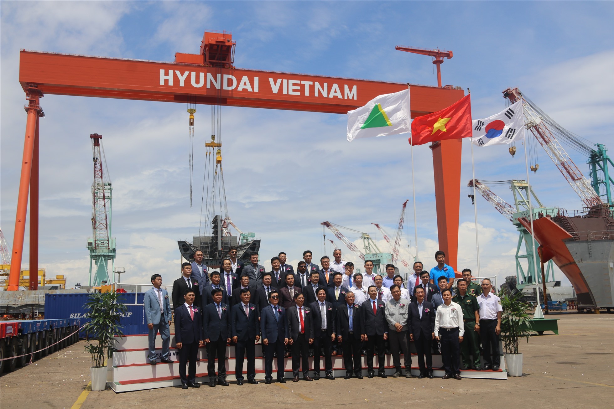 Cẩu trục 700 tấn còn gọi là “Goliath Crane” được vận hành ghi dấu móc quan trọng cho thấy bước tiến mới của Hyundai Việt Nam. Ảnh: P.Linh