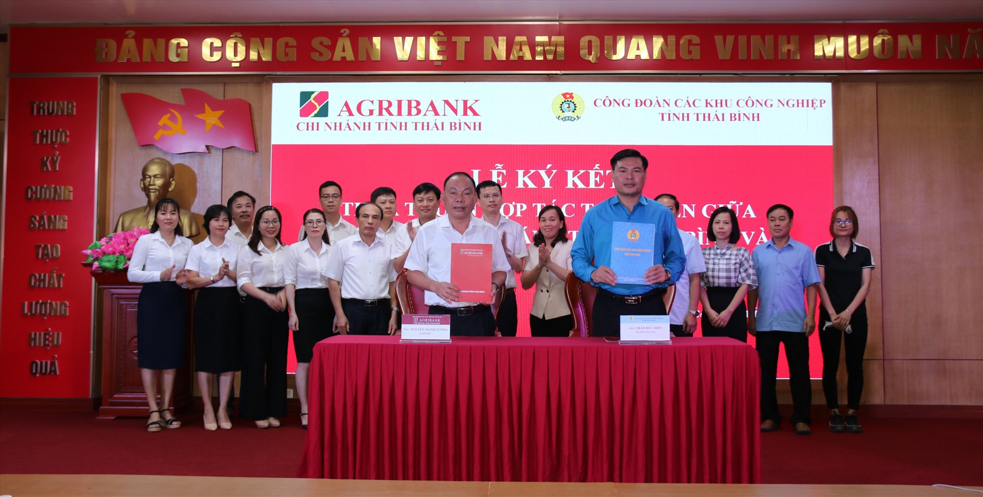 Ông Nguyễn Mạnh Tường - Giám đốc Agribank chi nhánh Thái Bình cam kết sẽ cùng với các đơn vị trong khu công nghiệp phục vụ tốt nhất các chương trình phúc lợi cho công nhân lao động. Ảnh: B.M