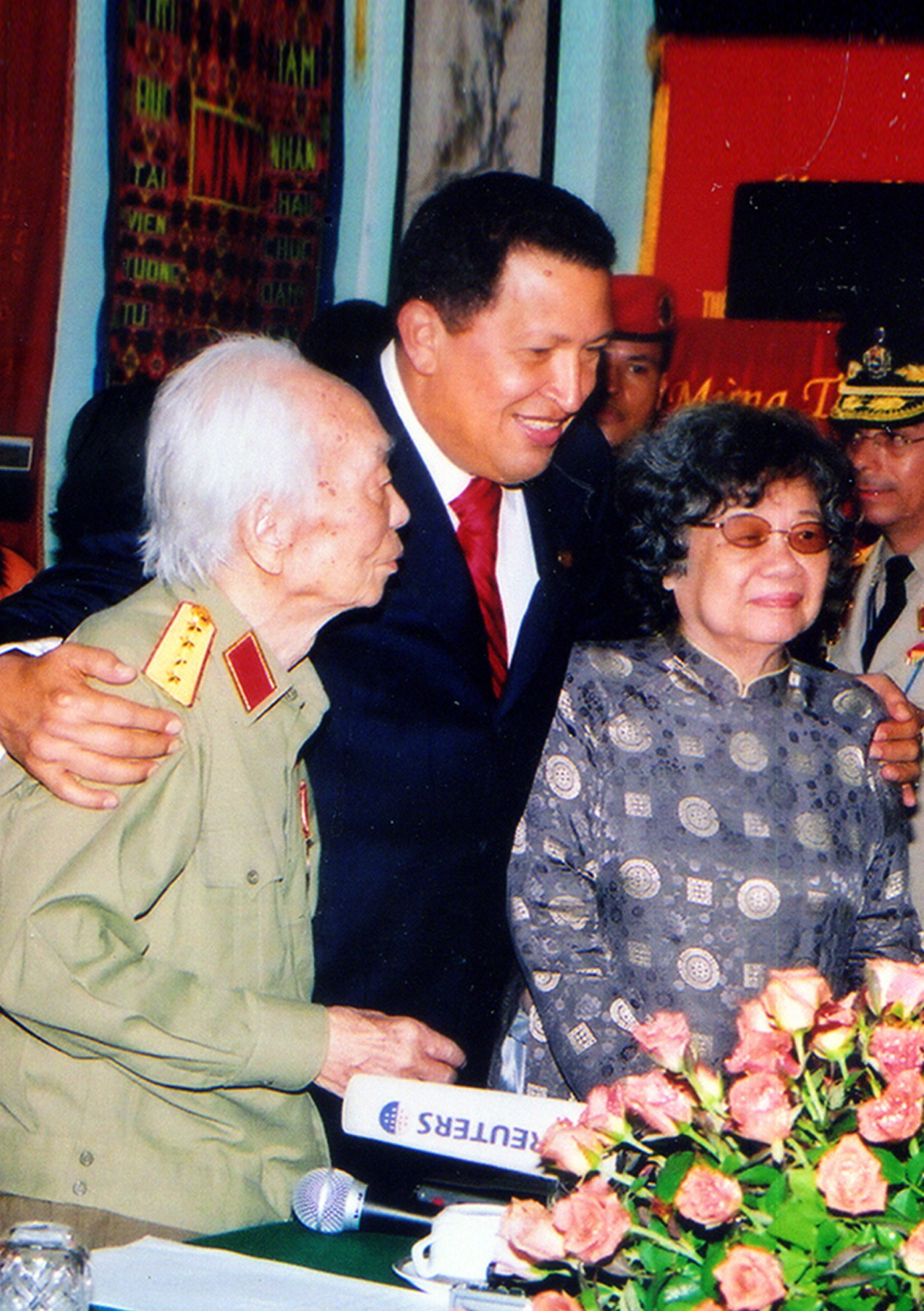 Đại tướng Võ Nguyên Giáp và vợ - bà Bích Hà, cùng Tổng thống Hugo Chavez. Ảnh: Trần Hồng