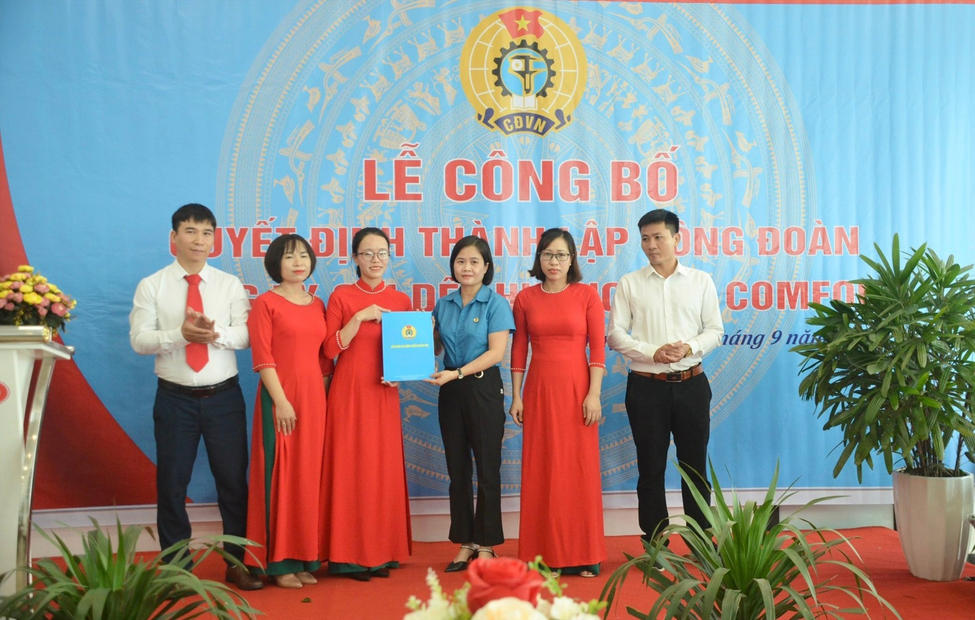 Chủ tịch LĐLĐ huyện Quỳnh Phụ - Tăng Thị Hiệu trao quyết định thành lập CĐCS cho Ban Chấp hành lâm thời công ty. Ảnh: B.M
