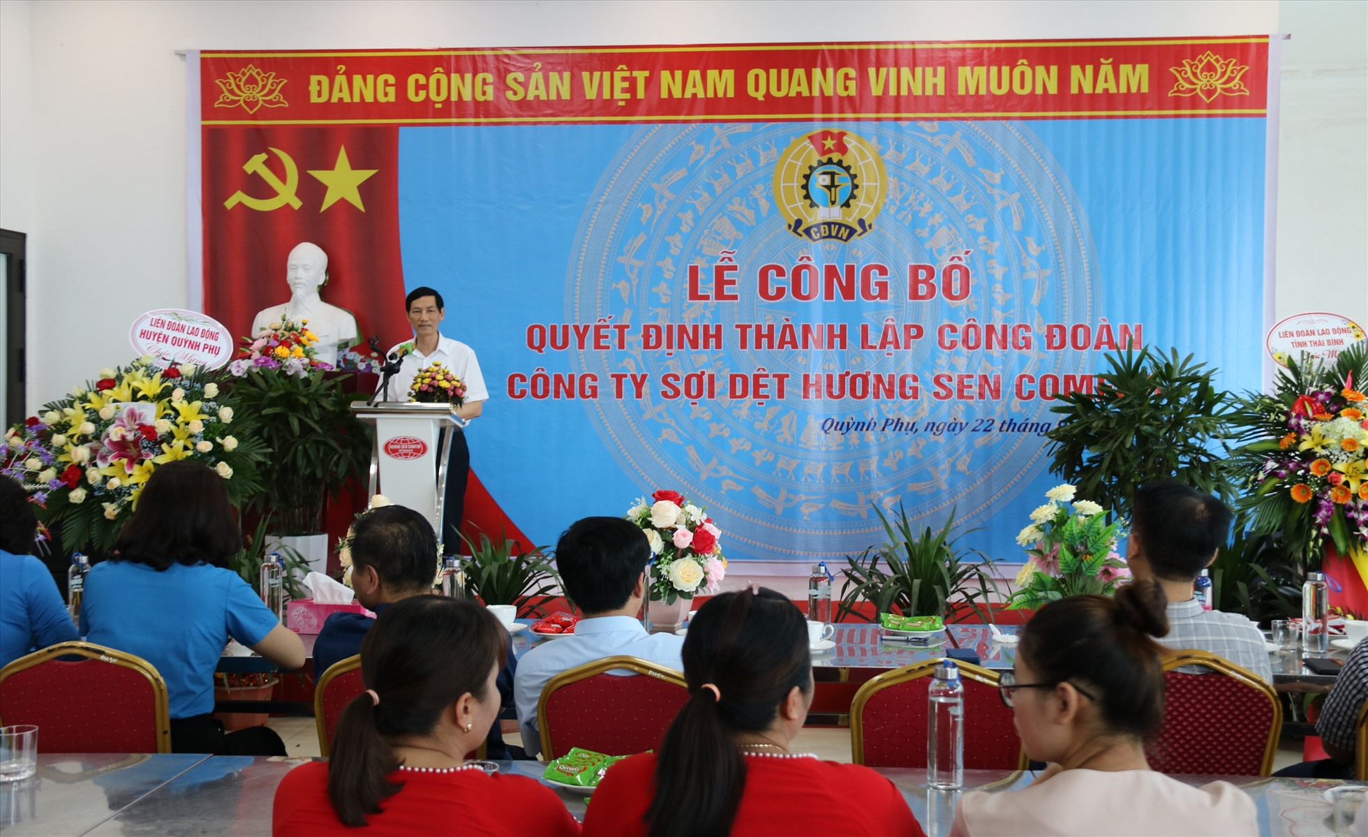Ông Đỗ Văn Vẻ - Tổng Giám đốc Công ty TNHH Sợi dệt Hương Sen Comfor phát biểu tại buổi lễ ra mắt CĐCS. Ảnh: B.M