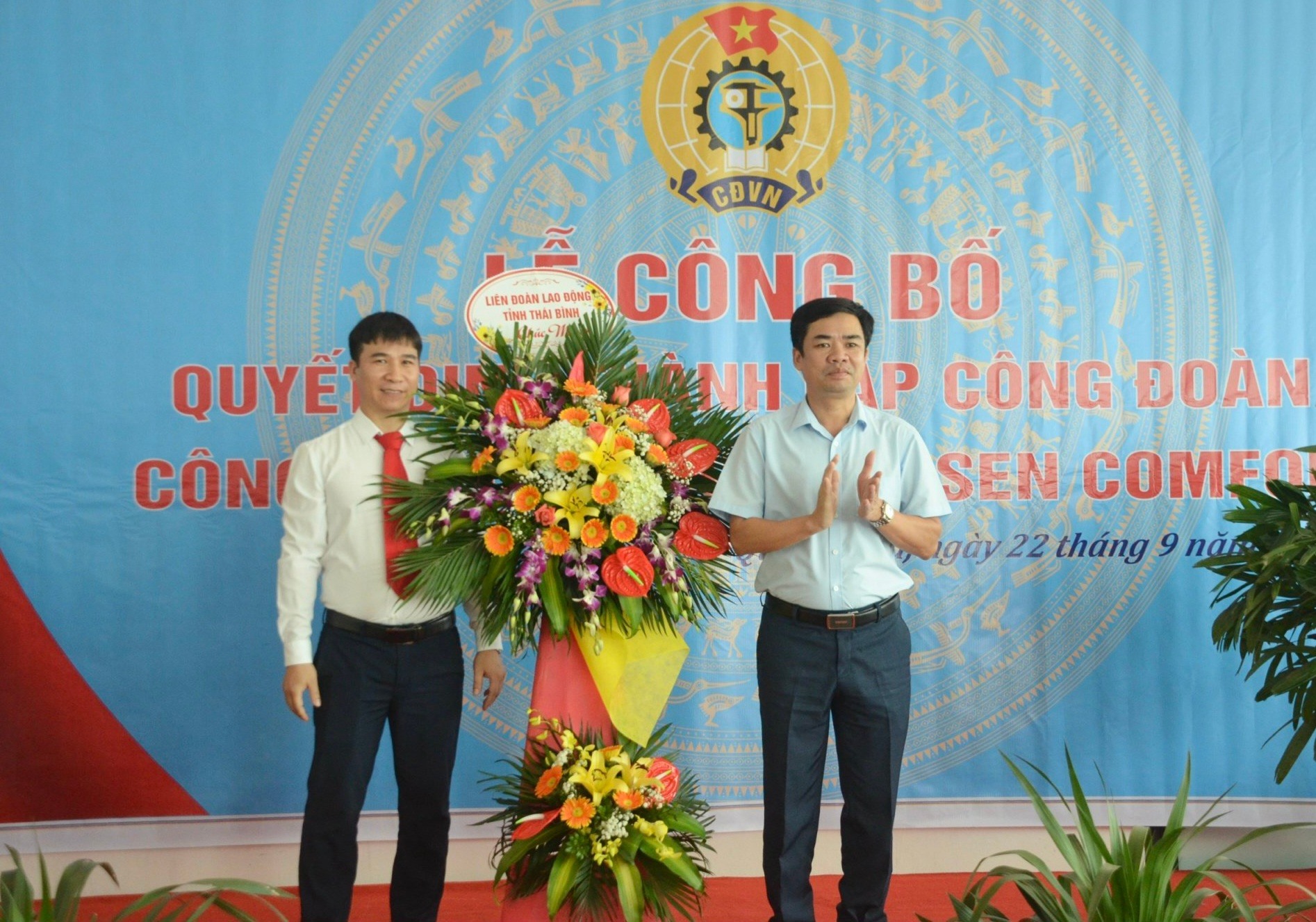 ประธานสมาพันธ์แรงงานจังหวัดไทยบิ่ญ - บุยซวนวินห์ มอบดอกไม้แสดงความยินดีกับการก่อตั้งบริษัท Huong Sen Comfor Textile Co., Ltd.  รูปถ่าย: WB