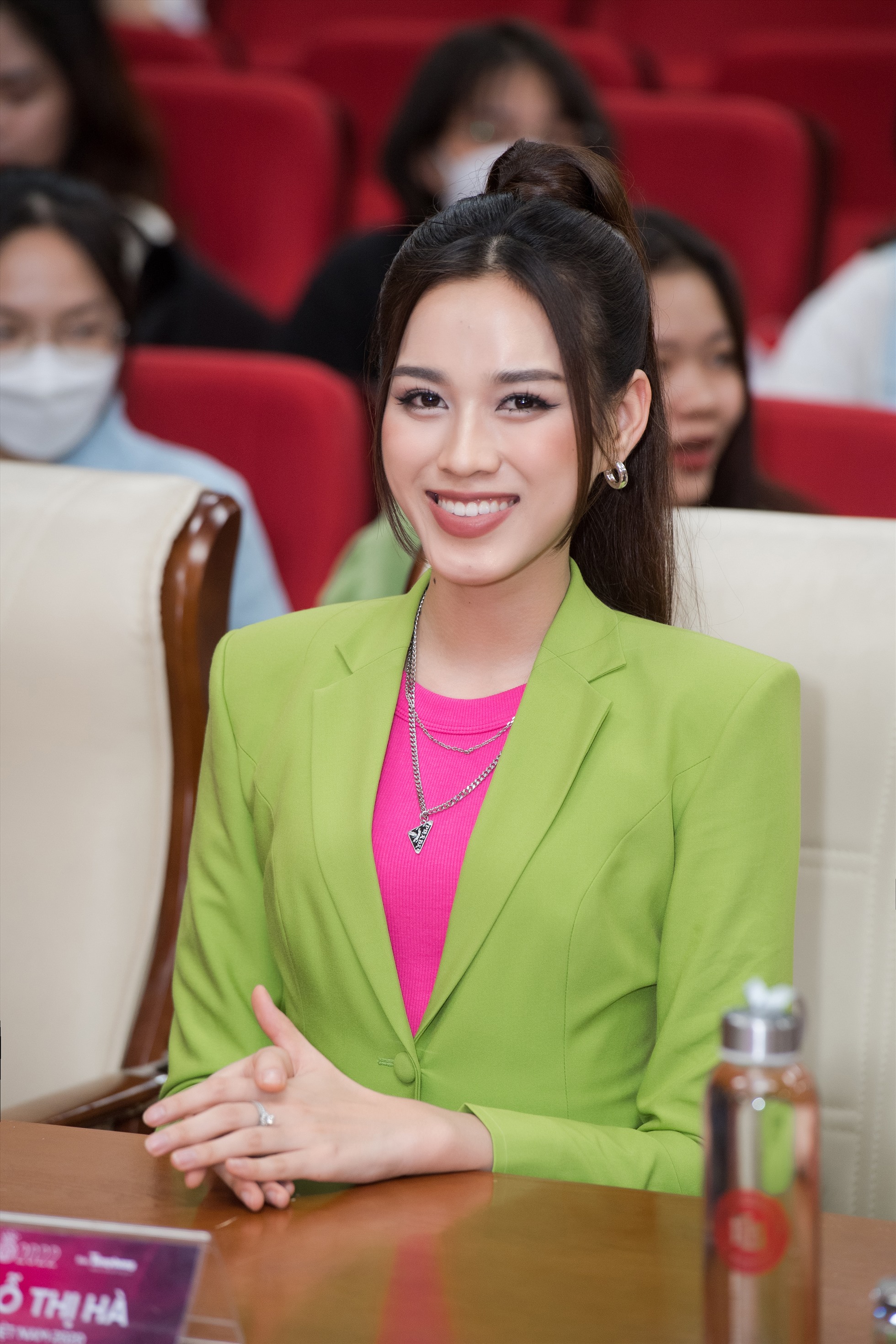 Hoa hậu Đỗ Thị Hà rạng rỡ khi đi tìm người kế nhiệm tại Hoa hậu Việt Nam. Ảnh: HHVN.