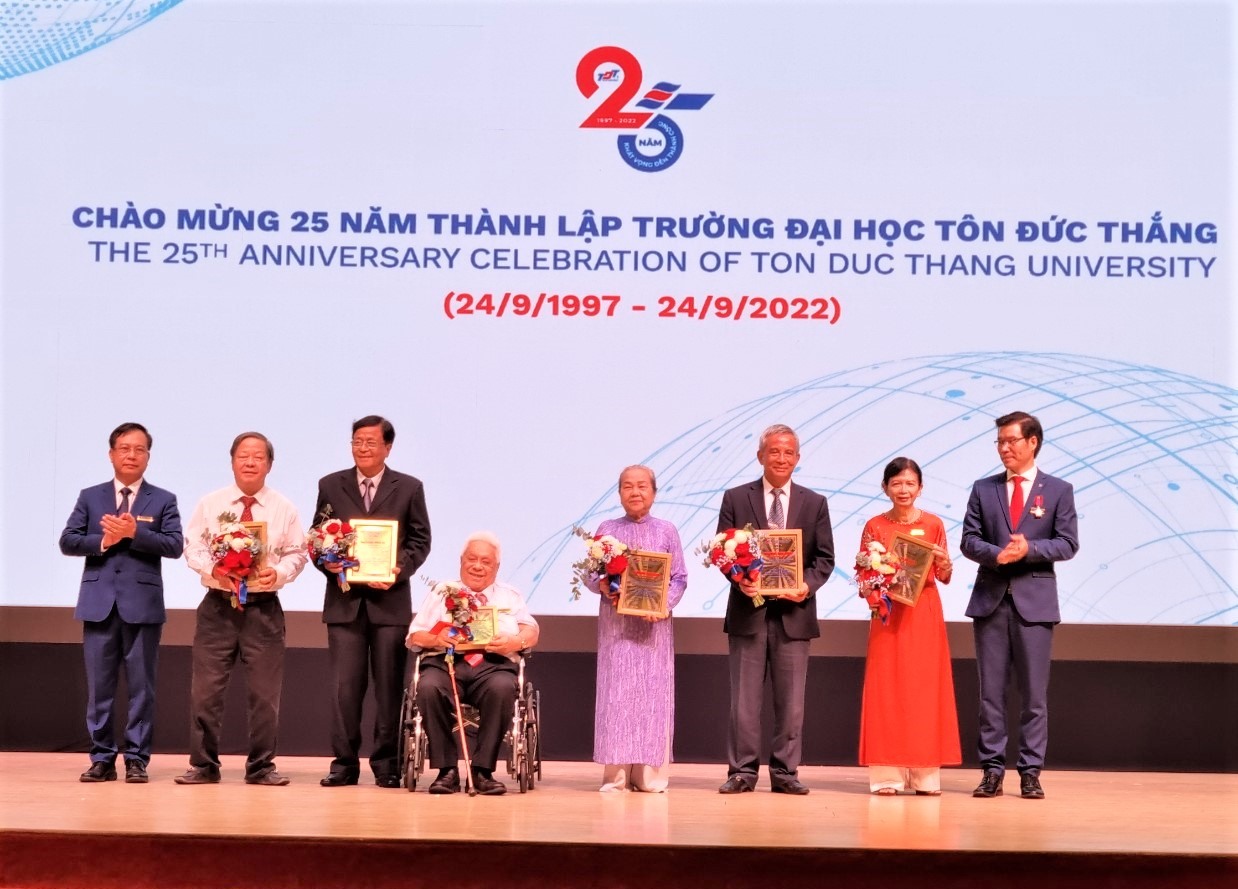 Lãnh đạo TDTU tặng hoa, kỷ niệm chương cho các thành viên sáng lập nhà trường. Ảnh: Nam Dương