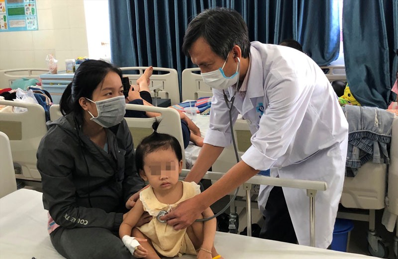 Bác sĩ- Khoa Nhi hô hấp, Bệnh viện Sản - Nhi tỉnh Quảng Ngãi thăm khám cho bệnh nhi.