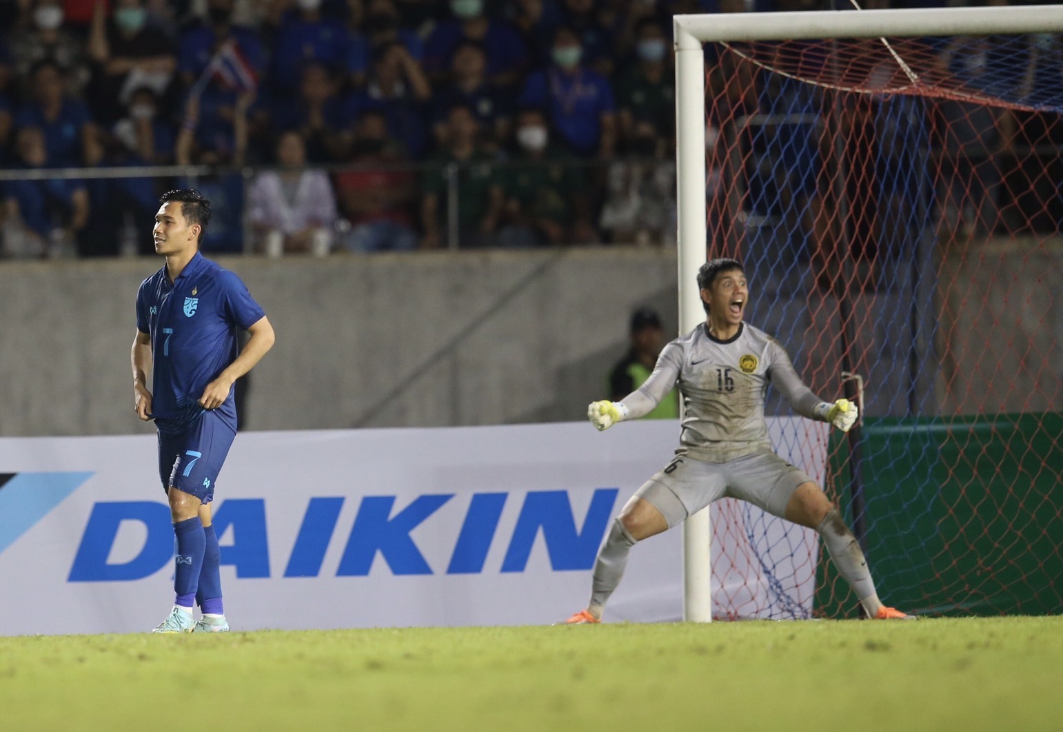 Đội tuyển Thái Lan không có lực lượng tốt nhất tại Cúp Nhà vua 2022, trong khi đội tuyển Malaysia đang chơi rất thăng hoa.  Ảnh: Siam Sports