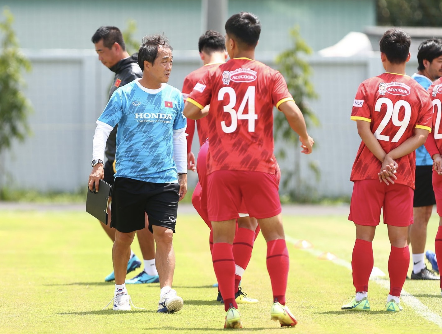 Sáng 23.9, đội tuyển Việt Nam có buổi tập trên sân bóng đá Quận 7 chuẩn bị cho trận gặp Ấn Độ ở giải giao hữu quốc tế - Hưng Thịnh 2022. Theo ghi nhận, huấn luyện viên Park Hang-seo không xuất hiện và trợ lý Lee Young-jin là người chỉ đạo các cầu thủ.