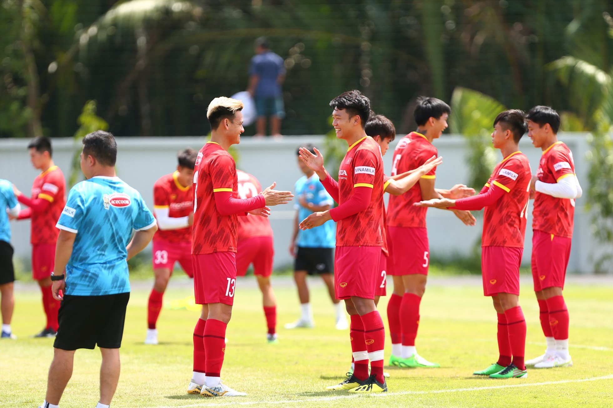 Huấn luyện viên Park Hang-seo cùng trợ lý Anh Đức di chuyển sang Thái Lan xem trận khai mạc King's Cup 2022 giữa đội chủ nhà và Malaysia. Được biết, khoảng 11h hôm nay (23.9), chiến lược gia người Hàn Quốc cùng Anh Đức sẽ có mặt ở TPHCM để chuẩn bị cho các kế hoạch tiếp theo của đội tuyển.