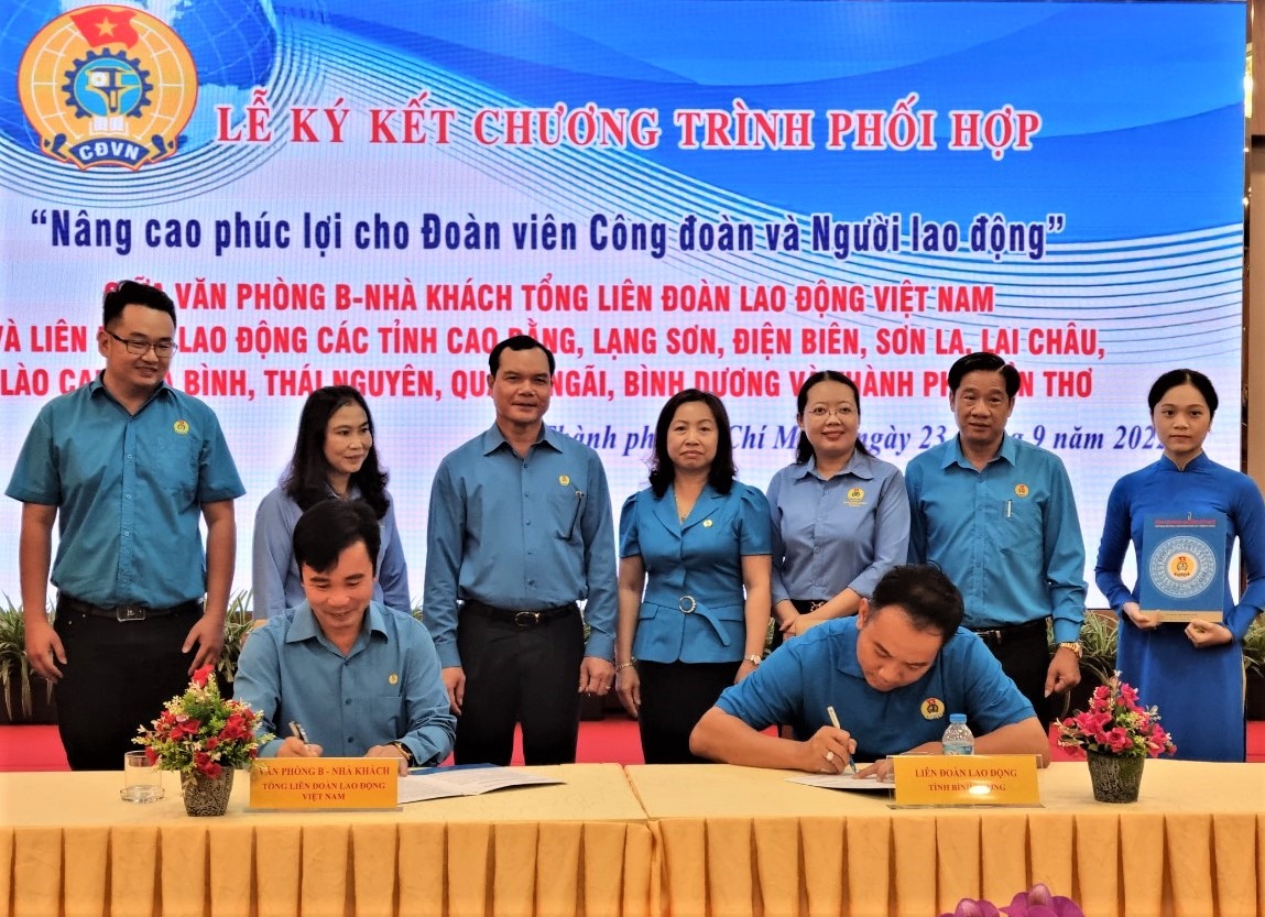 Đại diện Văn phòng B – Nhà khách Tổng LĐLĐ Việt Nam ký kết với LĐLĐ tỉnh Bình Dương. Ảnh: Nam Dương
