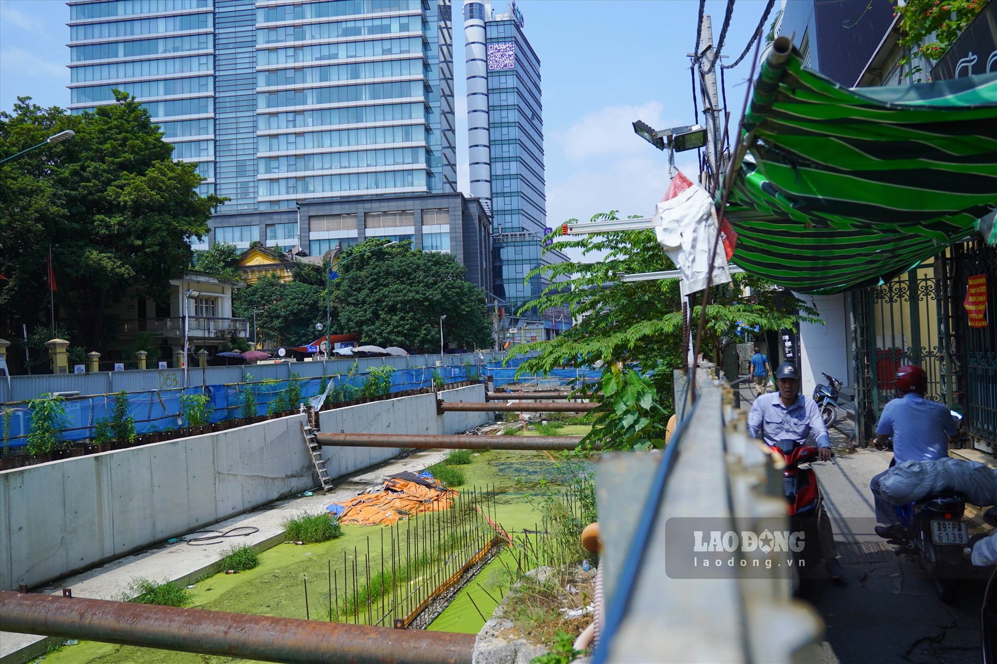 Dãy rào chắn bằng tấm tôn đã được dựng lên để phục vụ thi công khiến phần đường dành cho các phương tiện di chuyển theo hướng Trần Hưng Đạo đi Phan Bội Châu thu hẹp lại.