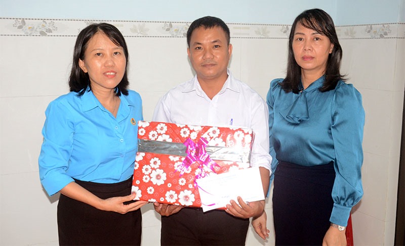 LĐLĐ huyện Sơn Tịnh trao tiền hỗ trợ xây nhà Mái ấm công đoàn tại xã Tịnh Bình.