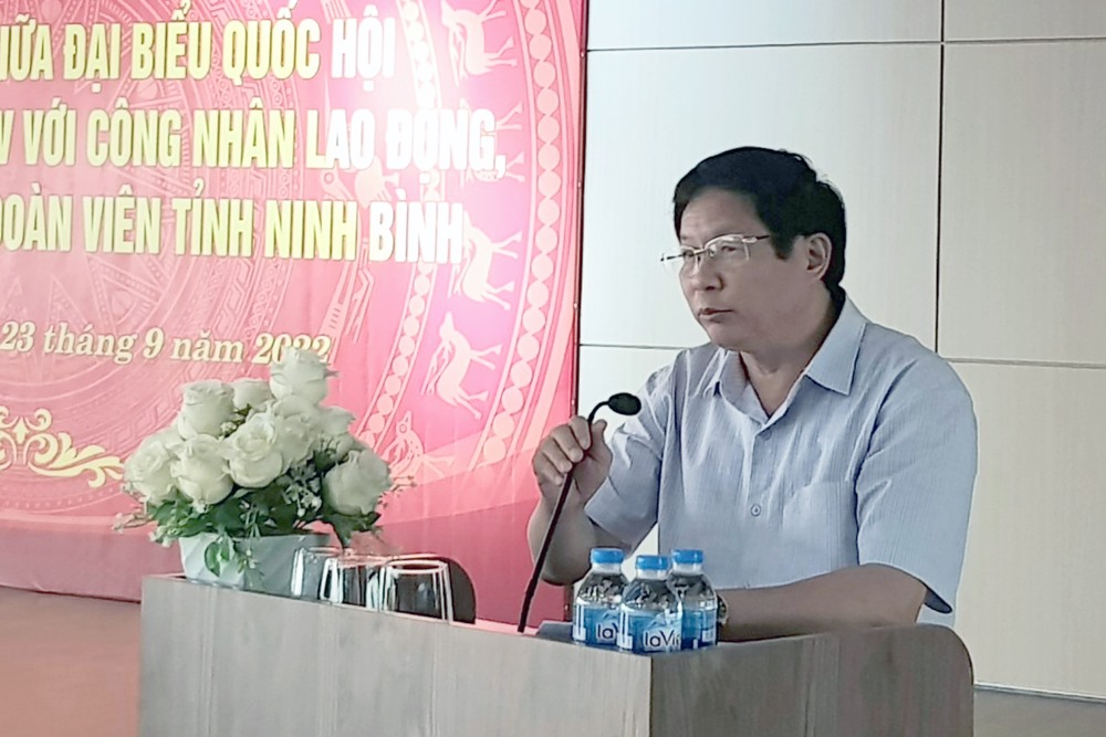 Đại diện lãnh đạo Sở Y tế tỉnh Ninh Bình trả lời những kiến nghị của cử tri về tình trạng thiếu thuốc, vật tư y tế. Ảnh: NT