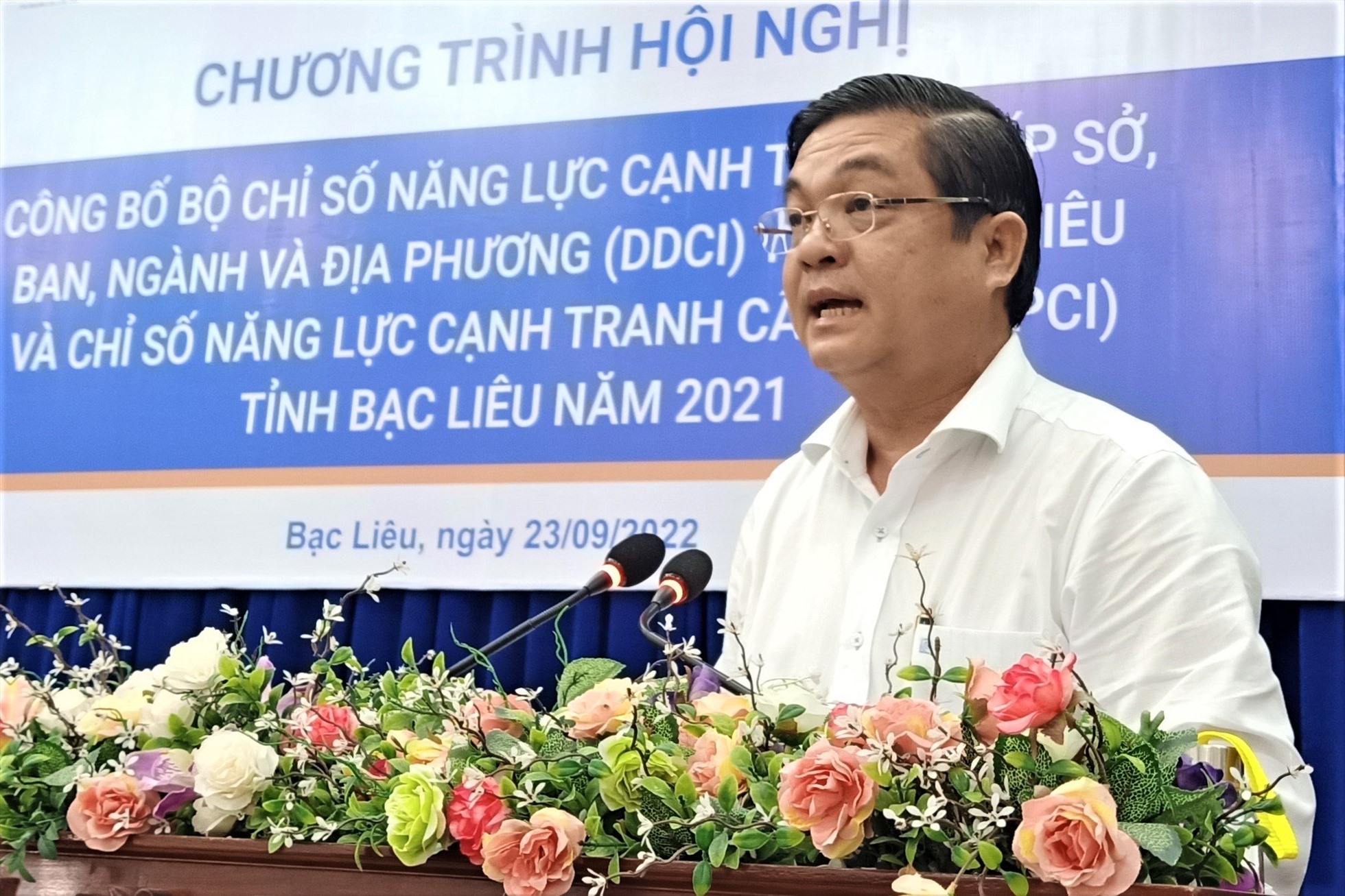 Ông Huỳnh Chí Nguyện, Giám đốc Sở Kế hoạch Đầu tư tỉnh Bạc Liêu báo cáo tổng hợp ý kiến khảo sát các doanh nghiệp tại hội nghị. Ảnh: Nhật Hồ