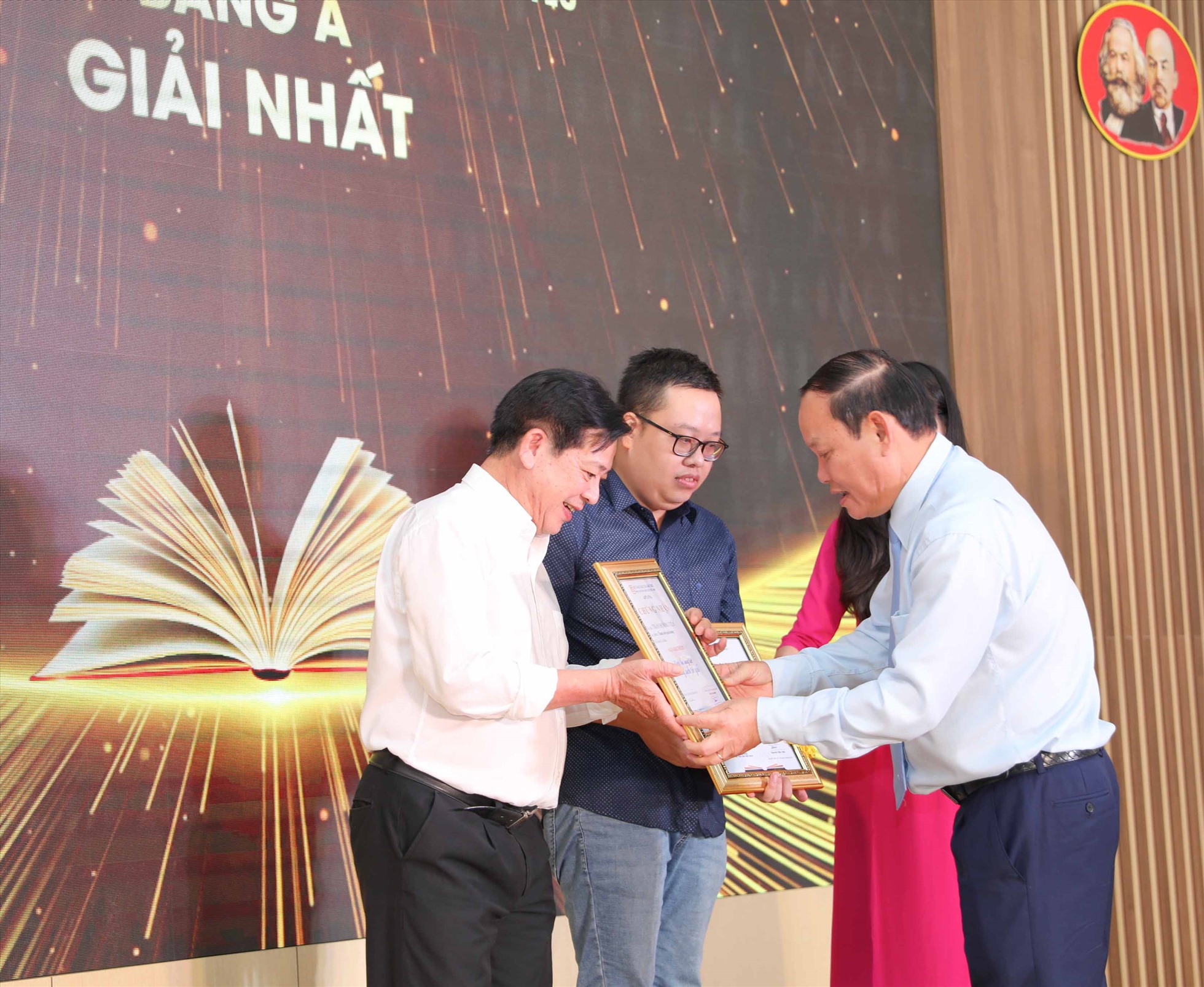 Ông Nguyễn Đức Thái, Chủ tịch Hội đồng thành viên NXBGDVN trao giải Nhất bảng A cho các tác giả.