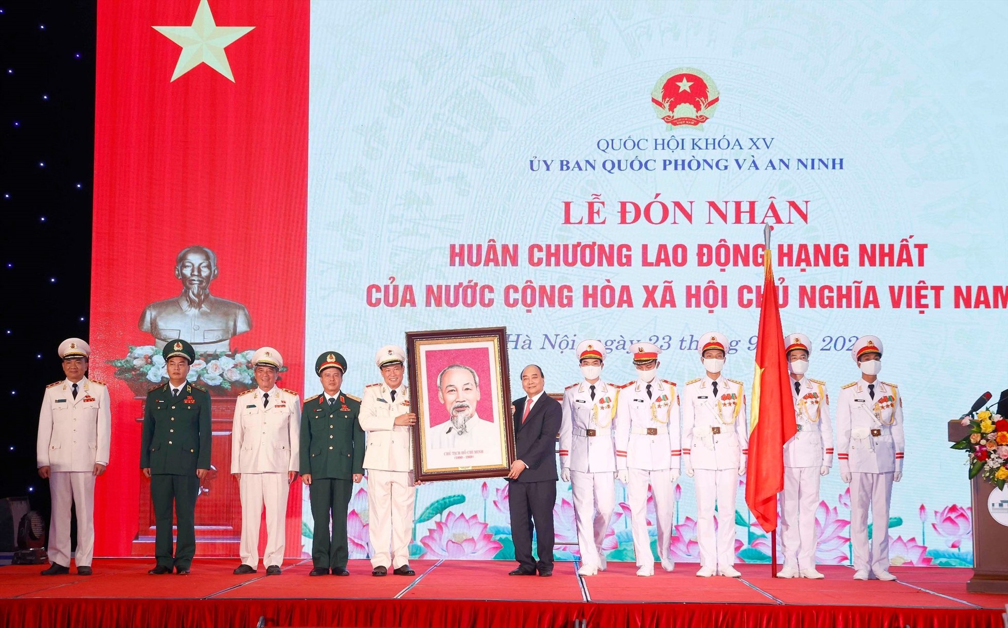 Chủ tịch nước Nguyễn Xuân Phúc tặng ảnh chân dung Bác Hồ cho Ủy ban Quốc phòng và An ninh.
