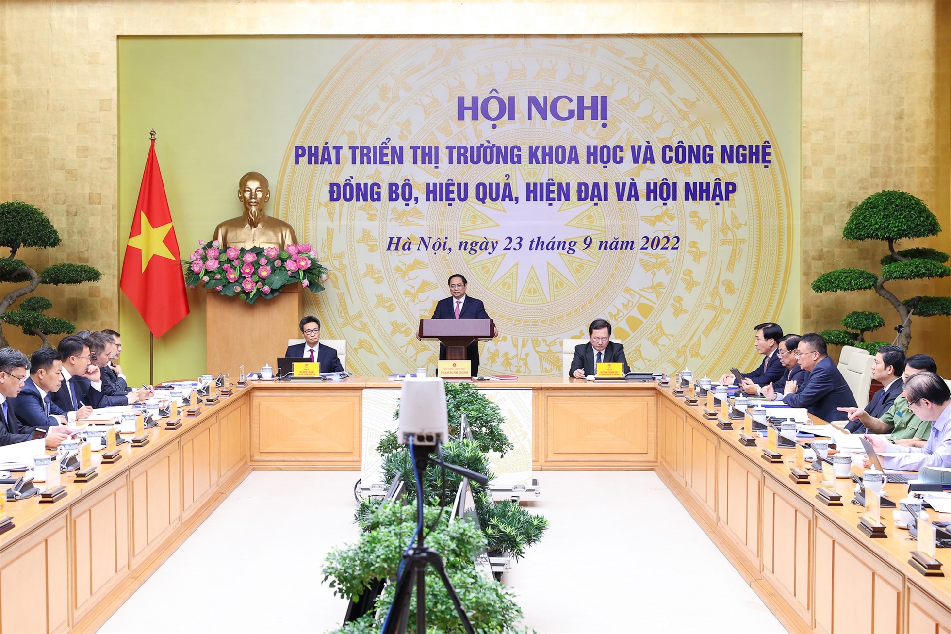Thủ tướng Phạm Minh Chính nêu rõ 6 nhóm nhiệm vụ, giải pháp khắc phục các hạn chế, giải toả các điểm nghẽn để tạo ra những bứt phá cần thiết cho thị trường khoa học công nghệ. Ảnh: Nhật Bắc