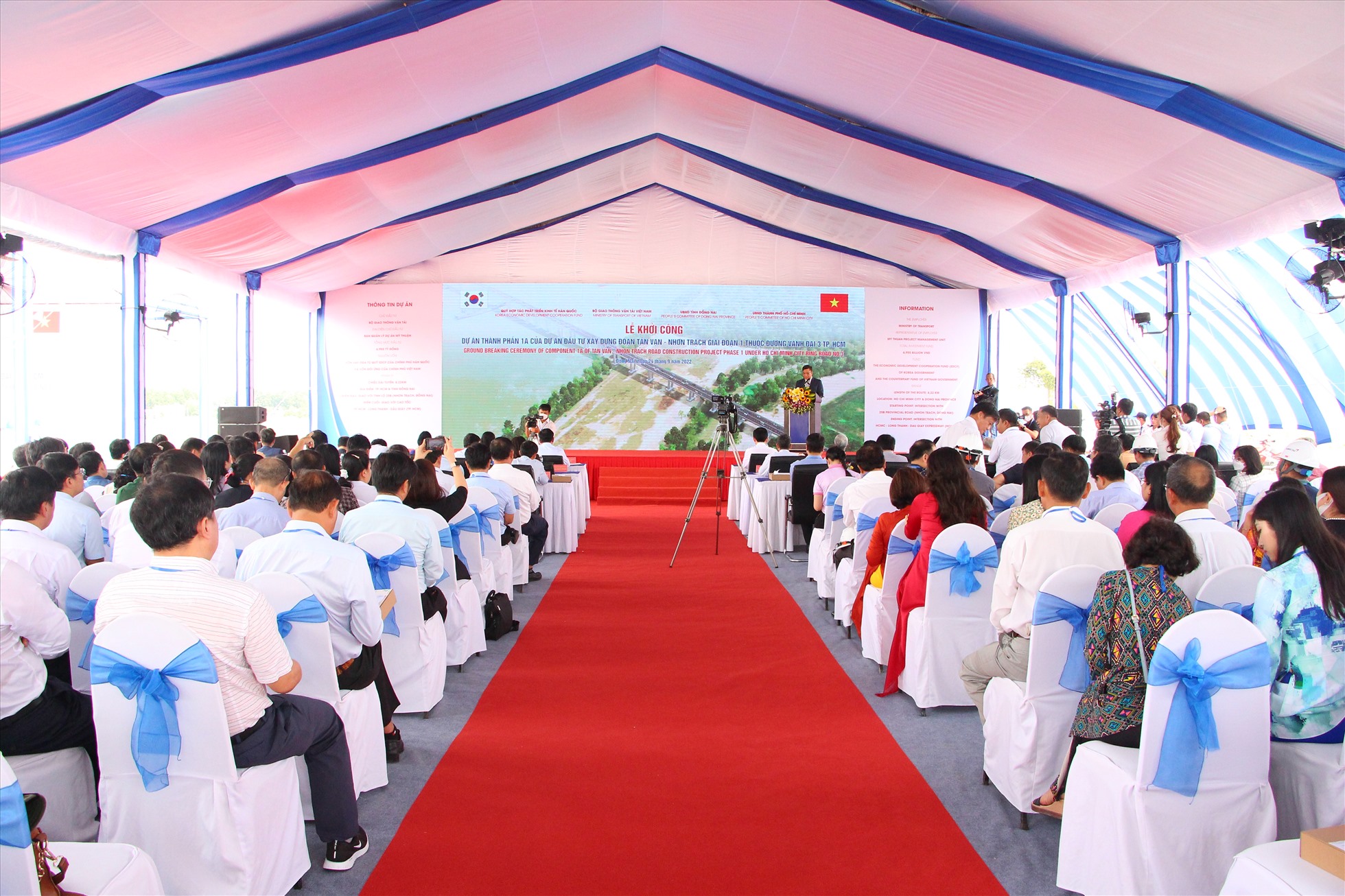 Đại diện lãnh đạo các bộ ngành và địa phương tỉnh Đồng Nai, TPHCM tham dự lễ khởi công dự án 1A đoạn Tân Vạn - Nhơn Trạch thuộc Đường Vành đai 3 TPHCM. Ảnh: Hà Anh Chiến