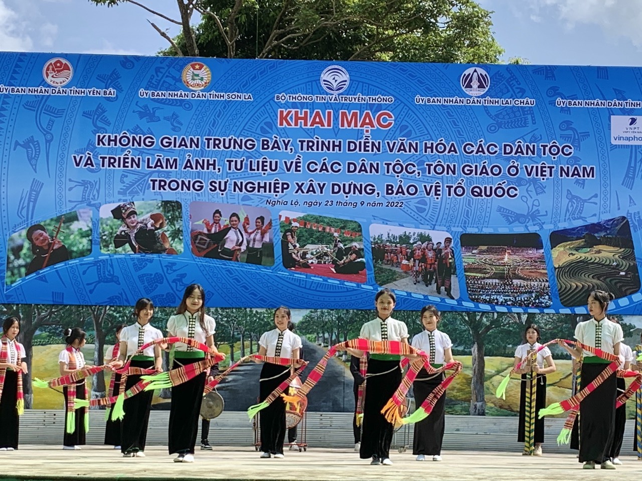 Nằm trong chuỗi sự kiện vinh danh “Nghệ thuật Xoè Thái“, Hội Liên hiệp Văn học Nghệ thuật tỉnh Yên Bái tổ chức khai mạc Triển lãm “Di sản Nghệ thuật Xòe Thái Việt Nam” mở rộng năm 2022.